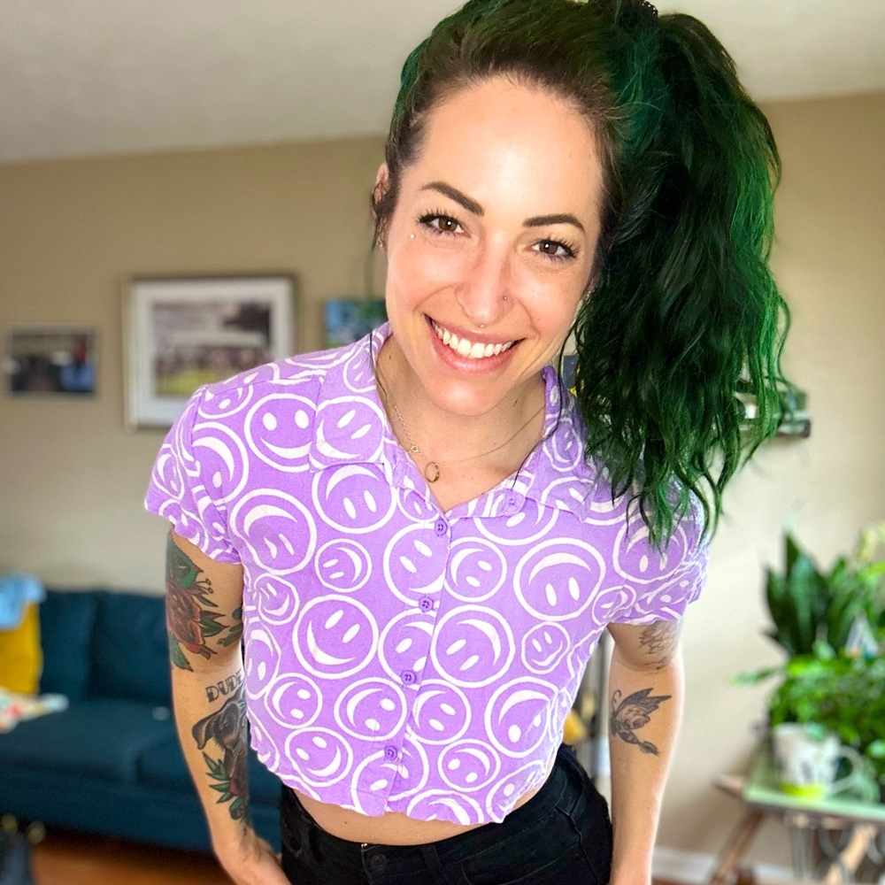 Rue 21, size Small, button up lavender crop top with smiley design.